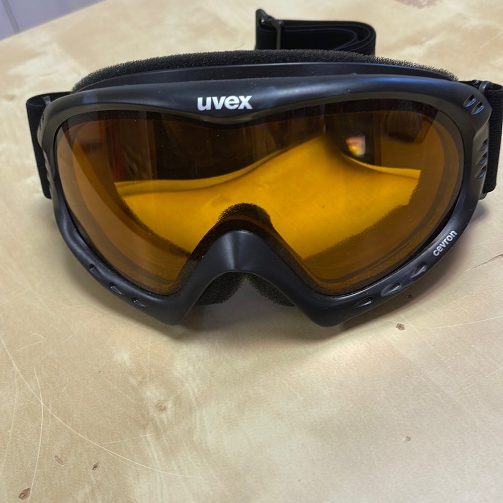 Uvex chevron goggles -new
